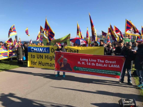 流亡瑞士的藏人与支持者在日内瓦联合国总部呼吁国际社会关注西藏境内的人权状况