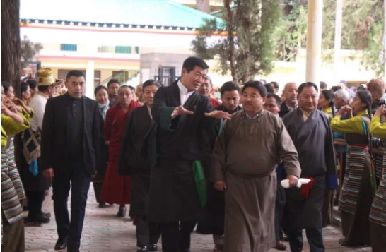 藏人行政中央民主三大支柱的领导人和主要嘉宾等步入庆典活动会场 2019年12月10日 照片/西藏人民议会 