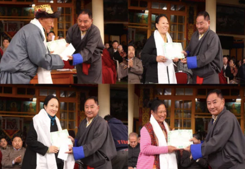 西藏人民议会议长白玛炯乃在庆典活动上向服务年满25年的公务员颁发奖章 2019年12月10日 照片/西藏人民议会