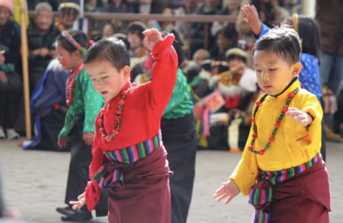 西藏儿童在庆典活动上表演传统歌舞 2019年12月10日 照片/西藏人民议会