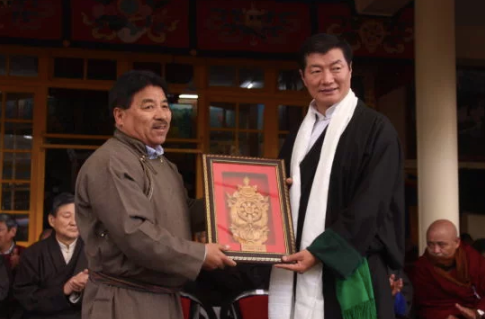 拉达克山林自治山委员会首席执行委员嘉•旺杰在庆典活动上向司政洛桑森格赠送纪念品 2019年12月10日 照片/西藏人民议会