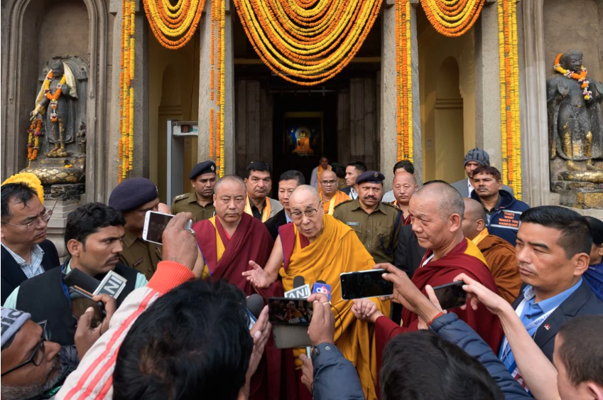 达赖喇嘛尊者在摩诃菩提寺前接受媒体采访 2019年12月25日 照片/Tenzin Choejor/OHHDL