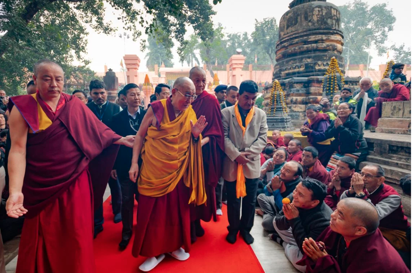 达赖喇嘛尊者在摩诃菩提寺向信众致意 2019年12月25日 照片/Tenzin Choejor/OHHDL