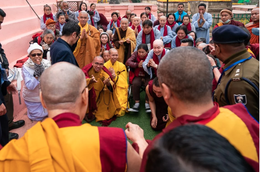 达赖喇嘛尊者在摩诃菩提寺向越南信众致意 2019年12月25日 照片/Tenzin Choejor/OHHDL达赖喇嘛尊者