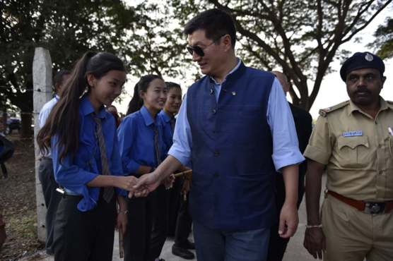 司政洛桑森格在抵达印南孟戈德藏人社区时受到当地學生的迎接 2019年19日 照片/Tenzin Jigme/CTA