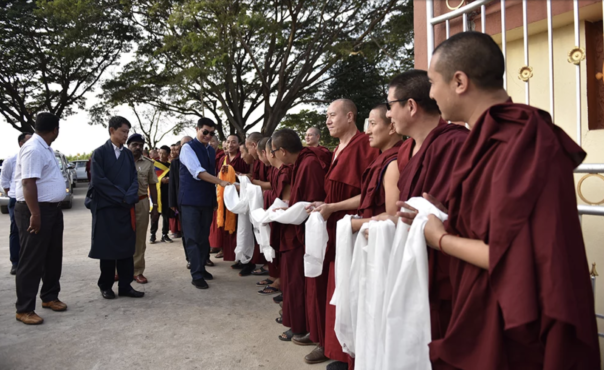 司政洛桑森格在抵达印南孟戈德藏人社区时受到当地僧俗民众的隆重迎接 2019年19日 照片/Tenzin Jigme/CTA