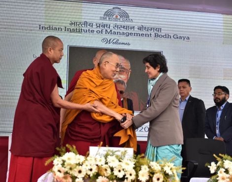 达赖喇嘛尊者与菩提迦耶印度管理学院院长维尼塔.萨海博士在演讲活动上   2020年1月14日  照片/ Pasang Dhondup / CTA