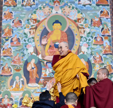 达赖喇嘛尊者达赖喇嘛尊者在印度菩提伽耶时轮金刚会场登上法座后向各方信众挥手致意 2019年1月2日 照片/Pasang Dhondup/CTA
