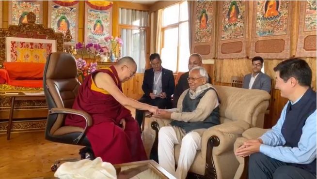达赖喇嘛尊者在印度佛教圣地菩提迦耶的行宫接见比哈尔邦首席部长尼提什·库马尔   2020年1月8日 照片/视频截图