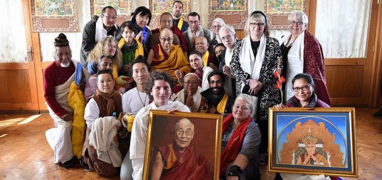 达赖喇嘛尊者在菩提迦耶的住行宫与外国信众合影   2020年1月13日  照片/ 达赖喇嘛尊者官网
