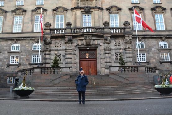 代表索朗·弗拉西在丹麦国会大楼前 2020年1月14日 照片/Anders Andersen