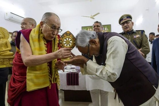 達賴喇嘛尊者向印度比哈爾邦首席部長尼蒂什·庫馬爾贈送了法輪 2020年1月17日 照片/ Lobsang Tsering / OHHDL