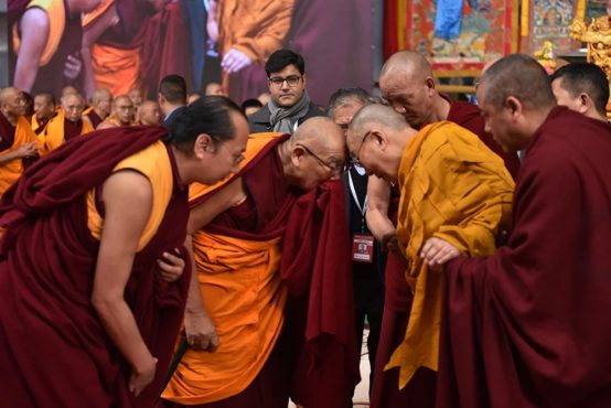 达赖喇嘛尊者在法会结束后与萨迦法王等高僧大德顶礼  2020年1月5日 照片/Pasang Dhondup/CTA
