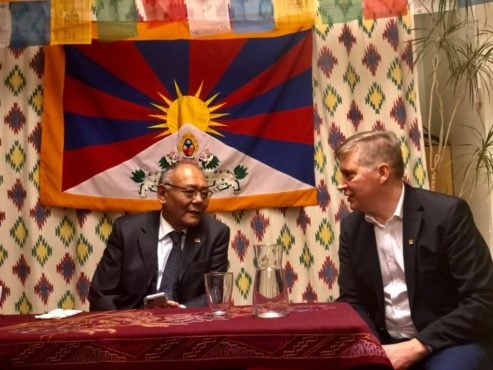 代表索朗·弗拉西与瑞典西藏委员会董事会成员在斯德哥尔摩的公共演讲活动上