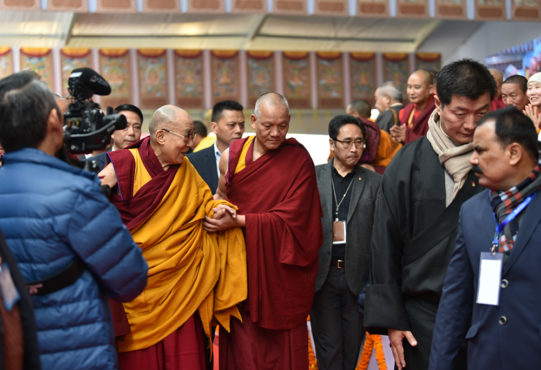 藏人行政中央司政洛桑森格等在菩提迦耶迎请达赖喇嘛尊者步入法会会场 2019年1月2日 照片/Pasang Dhondup/CTA