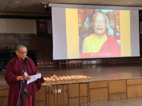藏人行政中央宗教与文化部部长宇妥噶玛格勒在祈愿法会上发言