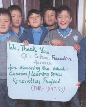 達蘭薩拉西藏兒童村的學生感謝齊氏基金會的捐助       