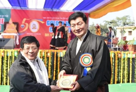 藏人行政中央司政洛桑森格在慶典上向該校前任教師頒發獎章 2020年2月7日 照片/Tenzin Phende/CTA