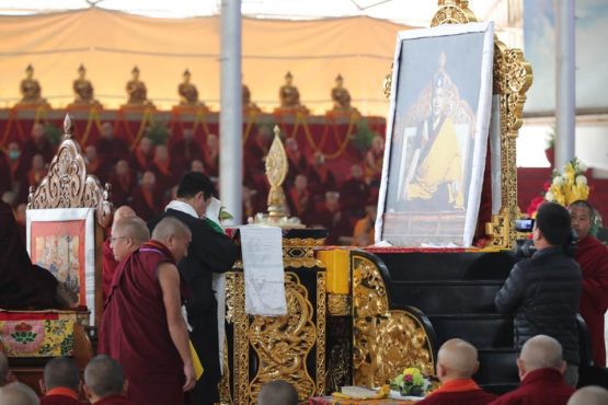 司政洛桑森格在菩提迦耶举行的第37届噶举祈愿大法会上向大宝法王噶玛巴法相进献哈达