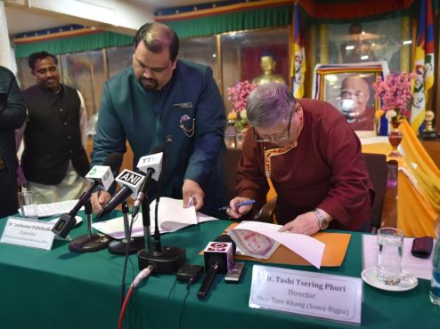 印度曼尼普尔国际大学校长哈里库马尔·帕拉塔卡博士与达兰萨拉藏医院院长扎西次仁·普日签署备忘录 2020年2月12日 照片/Tenzin Phende/CTA