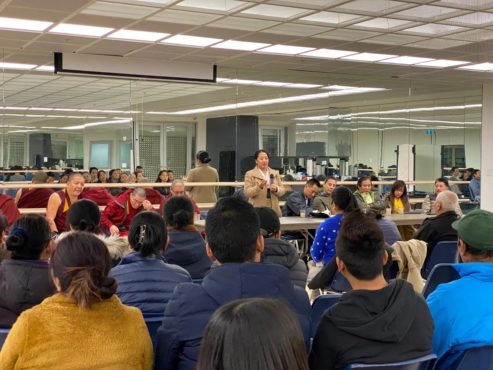 藏人行政中央教育部部长白玛央金女士在向加拿大溫哥華藏人社區成員發表講話 2020年2月1日 照片/教育部提供