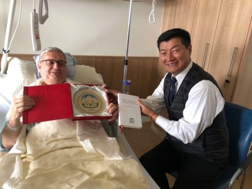 司政洛桑森在向住院治療的奥地利格拉芬沃特市长和奥地利市政协会主席阿尔弗雷德·里德尔先生贈送紀念品 2020年2月17日 照片/駐日內瓦辦事處提供