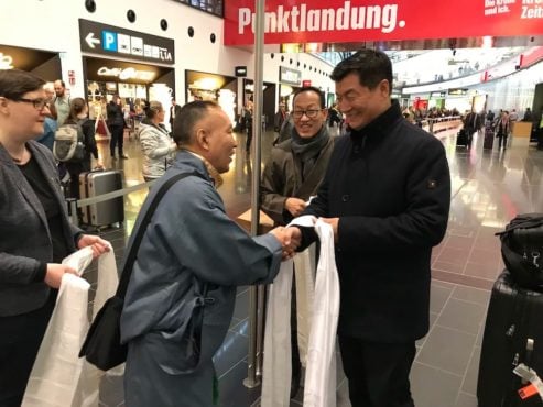 司政洛桑森格在抵达奥地利维也纳机场时受到奥地利藏人社区主席次仁郎杰的迎接 照片/驻日内瓦办事处提供