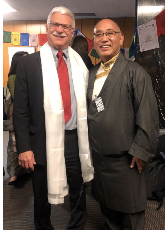 民主人权与劳工局助理秘书罗伯特·德斯特罗与藏人行政中央驻北美办事处代表欧珠次仁在藏历新年庆祝活动上