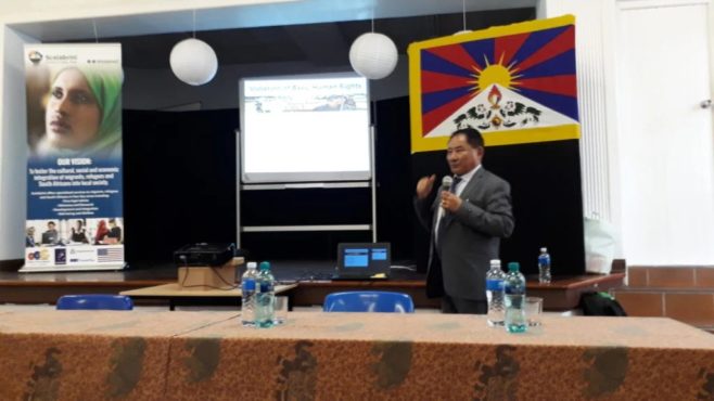 议长白玛炯乃在开普敦市出席由南非斯卡拉布里尼难民中心和非洲西藏委员会组织的公开演讲活动   2020年2月14日   照片/駐南非辦事處提供