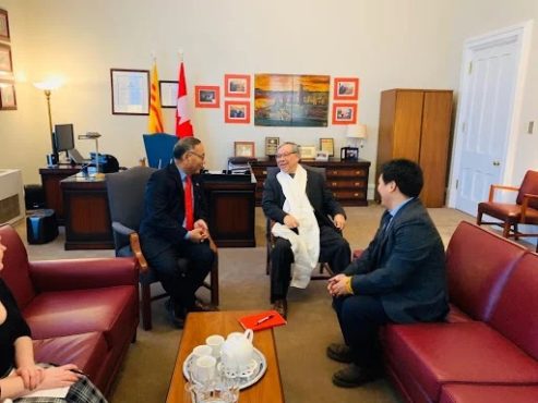 代表欧珠次仁在渥太华西藏协会主席洛桑次旺的陪同下会晤加拿大参议员唐海娥先生