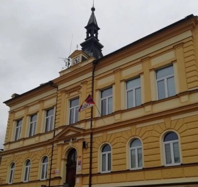 在捷克共和国某市政厅外升挂的西藏国旗