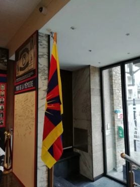 位于比利时卢森堡省东部阿登地区的巴斯托涅市政厅内的西藏国旗