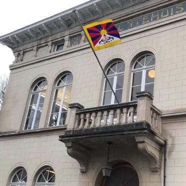 比利时布鲁塞尔首都地区的瓦特尔马尔 - 布瓦福尔市政厅外升挂的西藏国旗