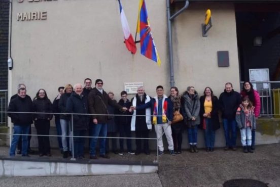 法国多姆山省塞拉市与当地藏人在市政厅外升挂西藏国旗纪念西藏自由抗暴日