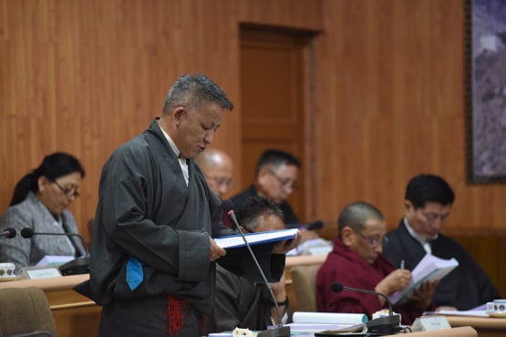 藏人行政中央财政部部长噶玛益西在宣读2020年至2021年度各部门财政预算 2020年3月17日 照片/ Tenzin Phende / CTA 
