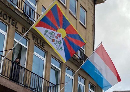 卢森堡西南部的迪弗当日市政厅升挂西藏国旗纪念西藏自由抗暴日