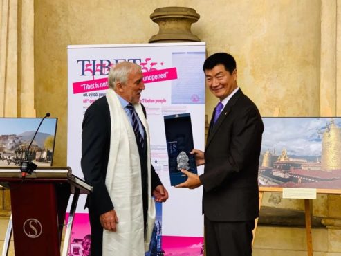 捷克国会支持西藏小组副主席吉裡·魯齊卡先生向司政洛桑森格颁发捷克国会的“水晶狮子奖章” 2019年10月 照片/资料图片