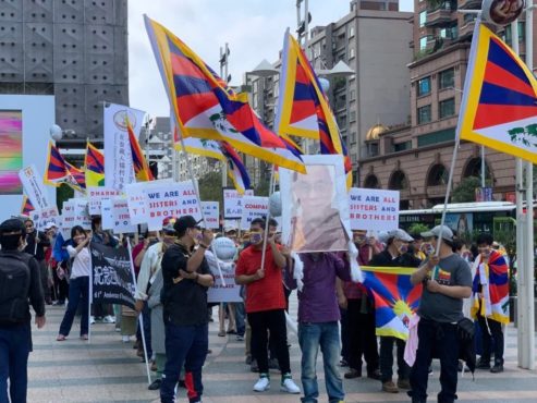 流亡台湾的藏人和支持者手持西藏国旗在台北街头进行静默游行活动 2020年3月8日 照片/驻台湾办事处提供