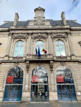 法国巴黎市政厅外升挂的西藏国旗
