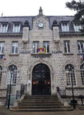 法国法兰西岛大区瓦兹河谷省的圣格拉蒂安市政厅外升挂的西藏国旗