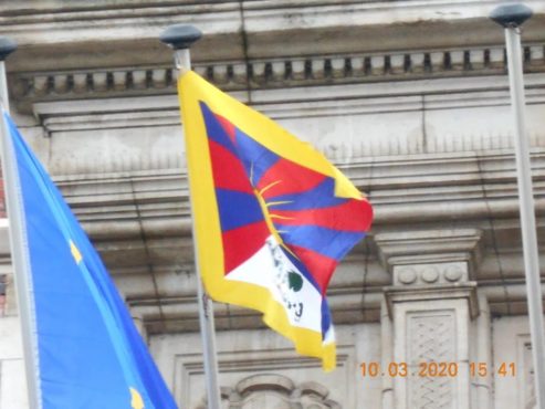 位于比利时布鲁塞尔首都地区的斯哈尔贝克市政厅升挂西藏国旗