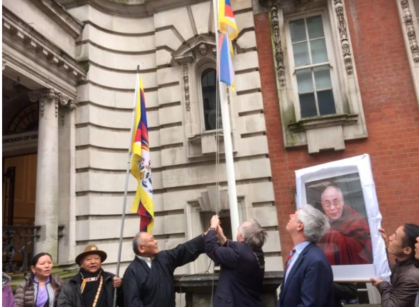 藏人行政中央驻伦敦办事处代表和格林威治皇家自治市市长在伍里奇市政厅外升西藏国旗 2020年3月10日 照片/驻伦敦办事处提供