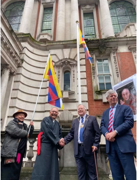 藏人行政中央驻伦敦办事处代表和格林威治皇家自治市市长等政要在伍里奇市政厅外升西藏国旗仪式上 2020年3月10日 照片/驻伦敦办事处提供