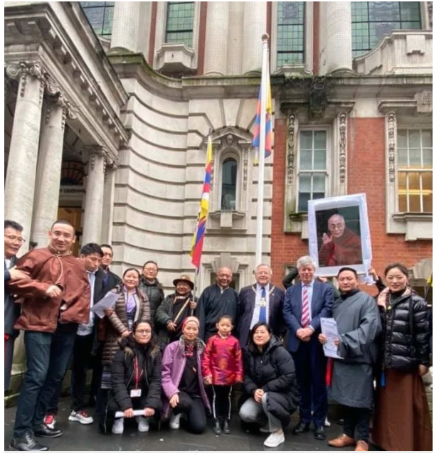 格林威治皇家自治市市长和藏人代表在伍里奇市政厅外升西藏国旗纪念西藏自由抗暴六十一周年 2020年3月10日 照片/驻伦敦办事处提供