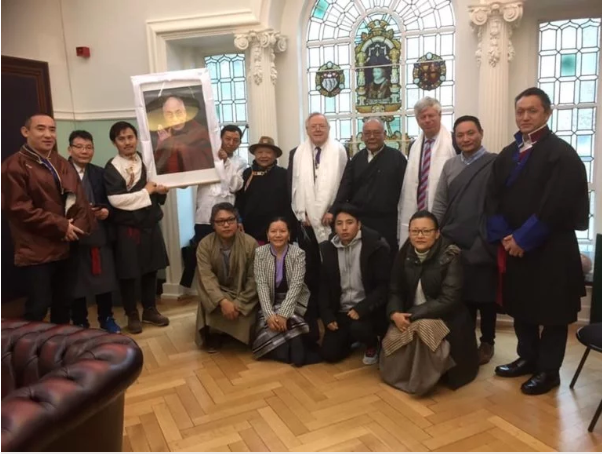 格林威治皇家自治市市长和藏人代表们在伍里奇市政厅外举行座谈 2020年3月10日 照片/驻伦敦办事处提供