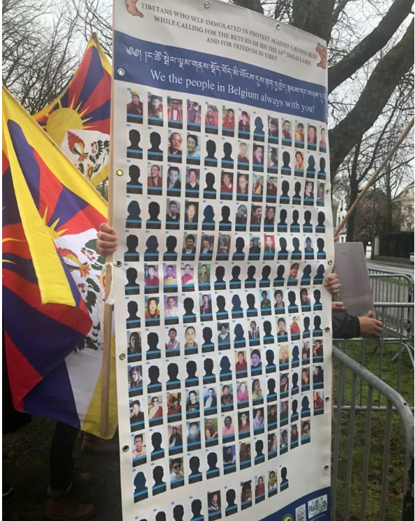 一名流亡比利时的藏人在布鲁塞尔举行的西藏抗暴61周年纪念活动上展示自焚藏人的海报   2020年3月10日 照片/驻布鲁塞尔办事处提供