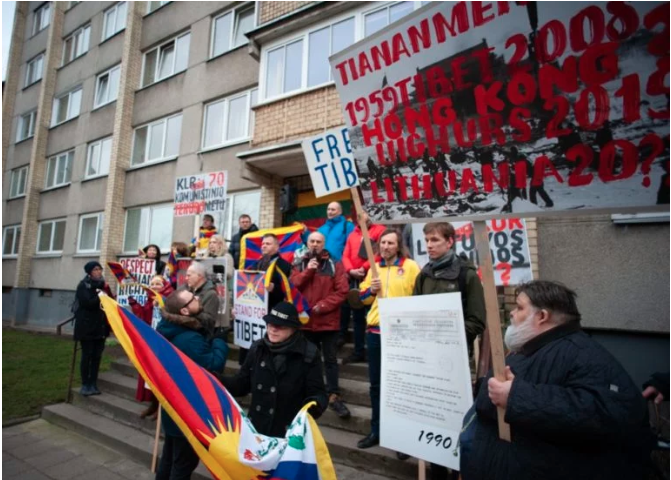 立陶宛支持西藏小组成员和支持者在中国驻维尔纽斯大使馆前举行和平抗议活动 2020年3月10日 照片/立陶宛国会支持西藏小组提供