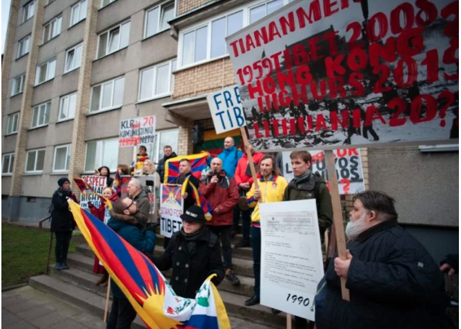 立陶宛支持西藏小组成员和支持者在中国驻维尔纽斯大使馆前举行和平抗议活动 2020年3月10日 照片/立陶宛国会支持西藏小组提供