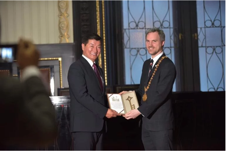 司政洛桑森格在接受捷克首都布拉格市市长兹德涅克·赫日卜颁发的象征“友谊与信任”的奖章 2019年3月 照片/资料图片