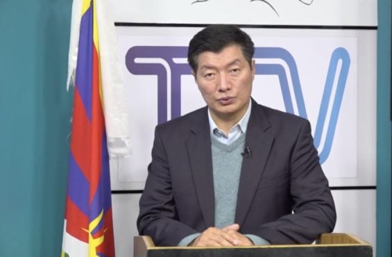 司政洛桑森格在电视直播节目中向全球各国的藏人民众介绍新冠病毒在流亡藏人社区的蔓延趋势 2020年3月28日 照片/视频截图